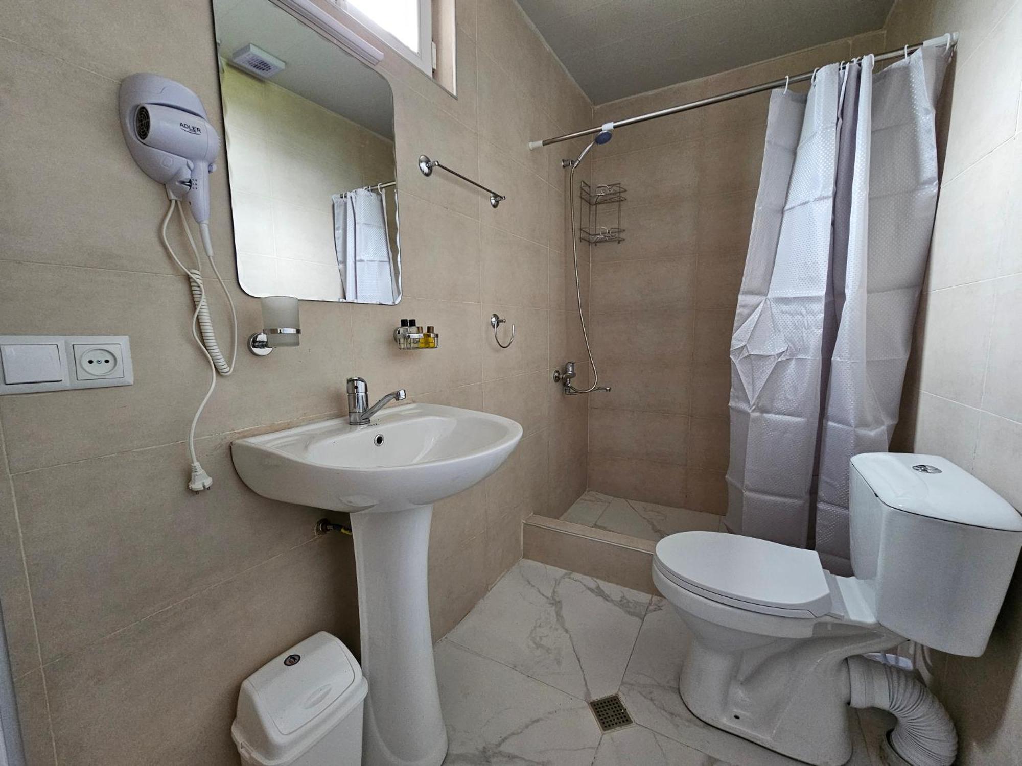 Hilltop Guest House Кутаїсі Екстер'єр фото