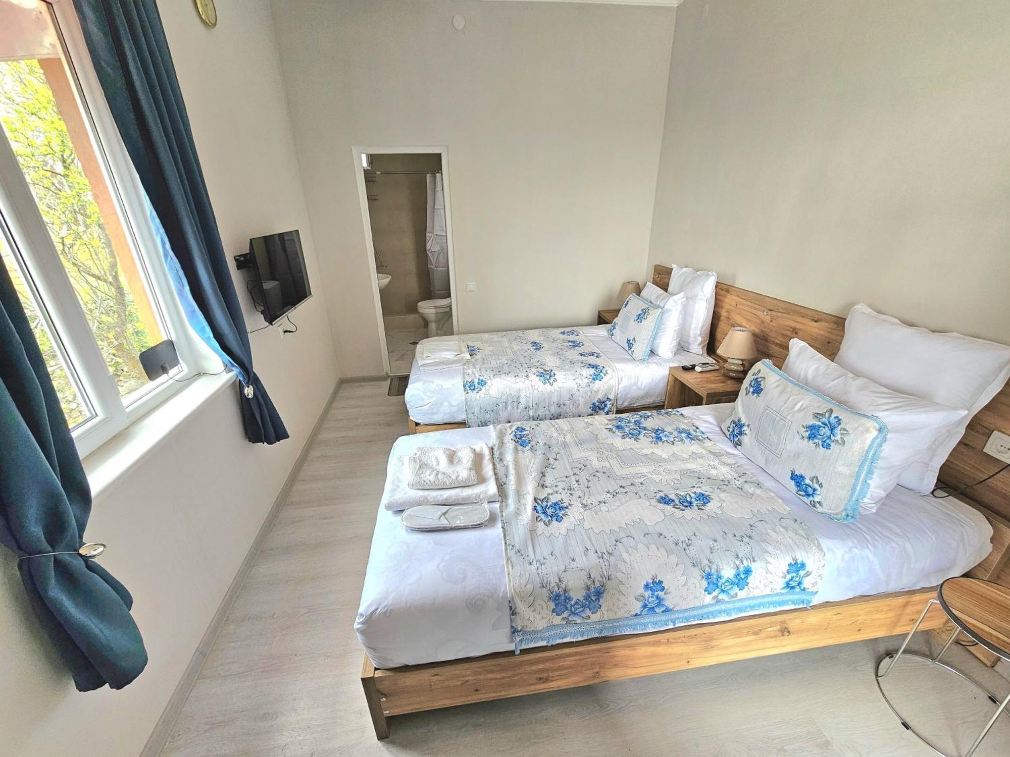 Hilltop Guest House Кутаїсі Екстер'єр фото