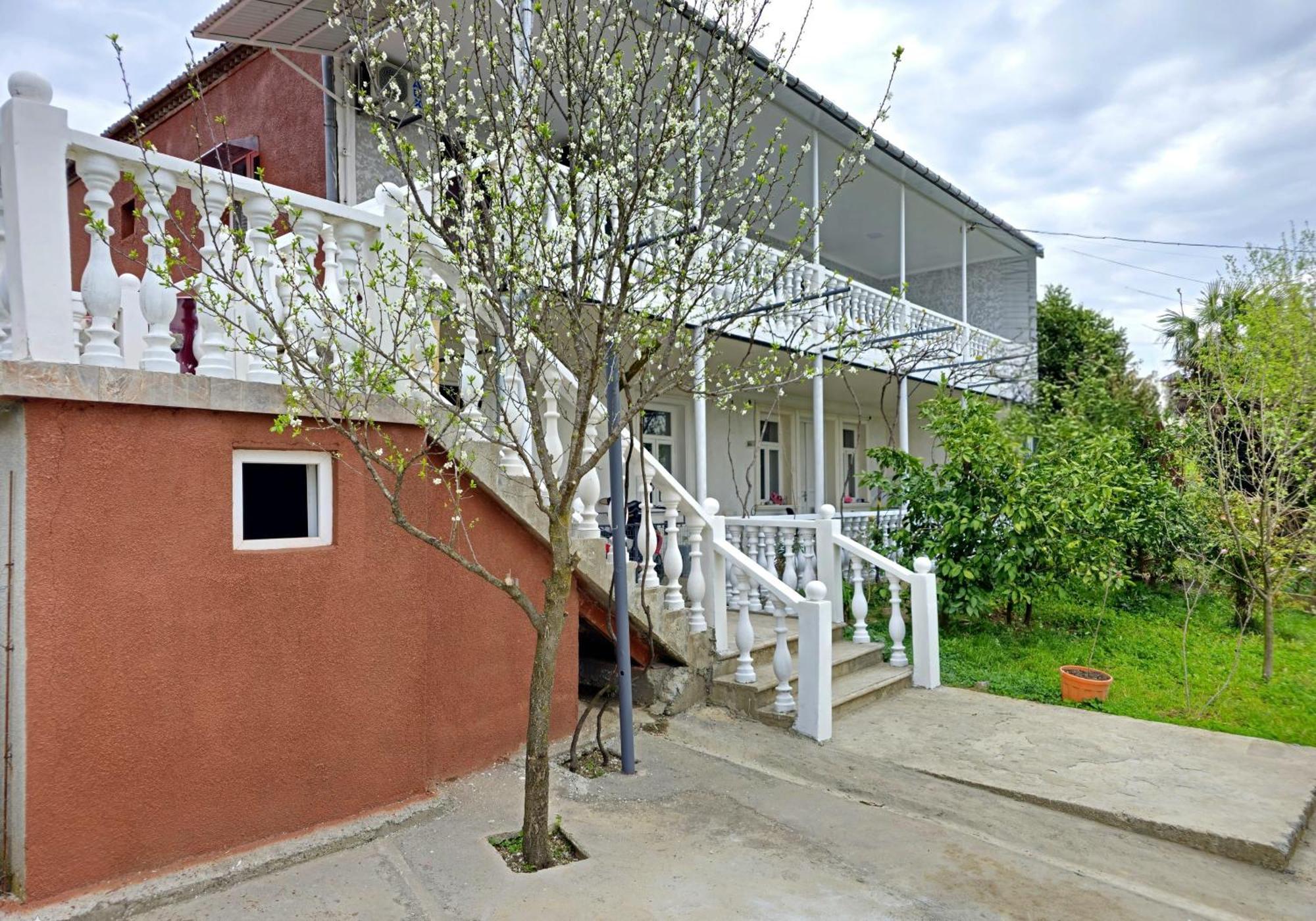 Hilltop Guest House Кутаїсі Екстер'єр фото