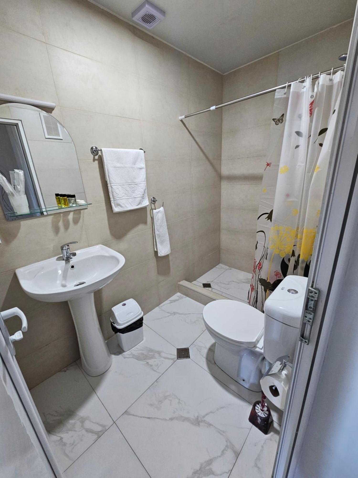 Hilltop Guest House Кутаїсі Екстер'єр фото
